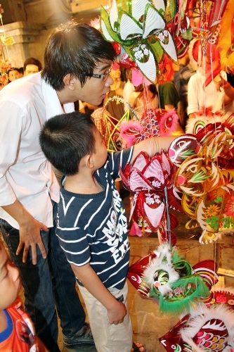 Nhiều trẻ em thích mua những loại lồng đèn truyền thống.