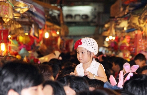 Các em nhỏ luôn được cha mẹ cõng trên đầu cho dễ nhìn.