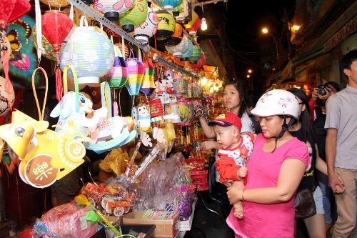 Lồng đèn năm nay đa dạng về chủng loại hơn.