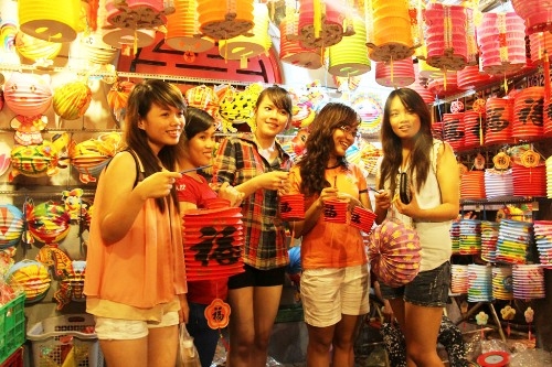 Không chỉ trẻ em, các bạn trẻ cũng tranh thủ đến đây để chụp ảnh lưu niệm.