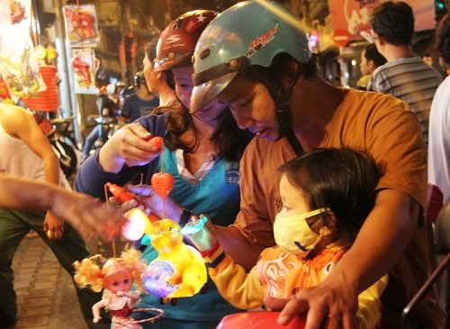 Những loại lồng đèn nhỏ lạ mắt mới rất thu hút trẻ em.