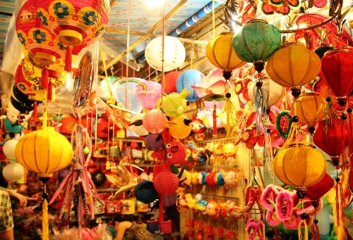 Lồng đèn có xuất xứ từ Trung Quốc rất ít khách tham quan.