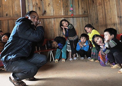 Thầy Cứ A Giàng đã hai năm dạy lớp mầm non.