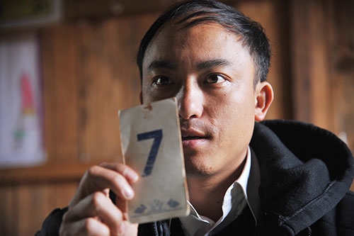 Thầy Cứ A Giàng, tốt nghiệp Trường Cao đẳng Sư phạm Hải Dương, là người dân tộc Mông, do vậy cũng thuận tiện trong việc dạy dỗ các em tập đọc và học tiếng phổ thông.