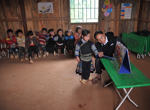 Thầy, trò đọc thơ theo tranh.