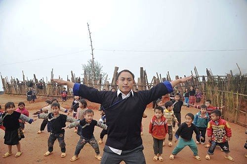 Thầy trò điểm trường Hú Trù Lìn cùng tập thể dục.