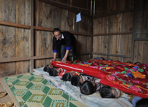 Chăm lo cho các em từ miếng ăn giấc ngủ.