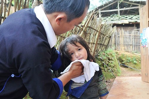 Dạy cho các em cách vệ sinh cá nhân.