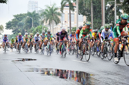 Bước vào chặng 6, các cua-rơ phải đối mặt với thử thách là 3 con đèo cao của miền Trung và sự khắc nghiệt của thời tiết.