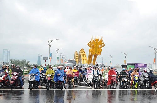 Người dân TP Đà Nẵng chào đón đoàn đua.