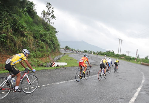 Các cua-rơ chinh phục đèo Hải Vân nổi tiếng cua gấp, dốc đứng trên Quốc lộ 1A.