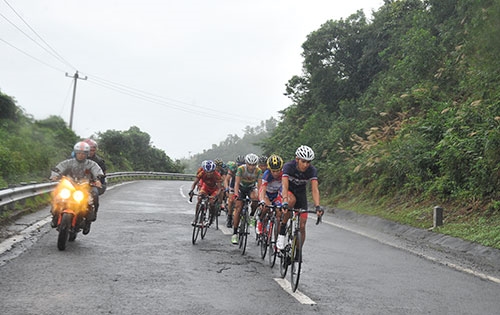 Cua-rơ Ariya Phounsavath đội Lào liên tục tấn công và dẫn đầu tốp 1 leo đèo Hải Vân.