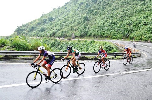 Cuộc cạnh tranh điểm số trên đèo Hải Vân diễn ra quyết liệt, các cua-rơ liên tục tấn công và đẩy tốc độ lên rất cao, có lúc đạt 37km/giờ.