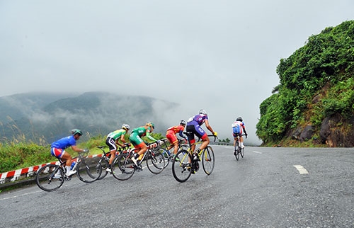 Rất nhiều khúc cua gắt, dốc đứng như thế này.