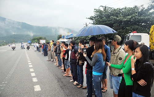 Do trời mưa, đường trơn nên để bảo đảm an toàn, BTC quyết định trên chặng đường từ TP Đà Nẵng đến đèo Hải Vân, các VĐV chỉ thi đấu đến đỉnh đèo. Sau đó, các VĐV di chuyển xuống thị trấn Lăng Cô và xuất phát tiếp về đích tại TP Huế.