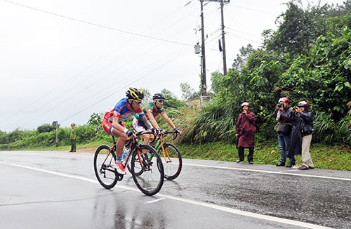 VĐV Lê Ngọc Sơn của Domesco Đồng Tháp 1 giành điểm khi về nhất đèo Phú Gia. Với thành tích thi đấu xuất sắc ở chặng 6, Lê Ngọc Sơn sẽ sở hữu áo vàng chặng 6 từ tay đua Huỳnh Mai Duy, đội TP Hồ Chí Minh.