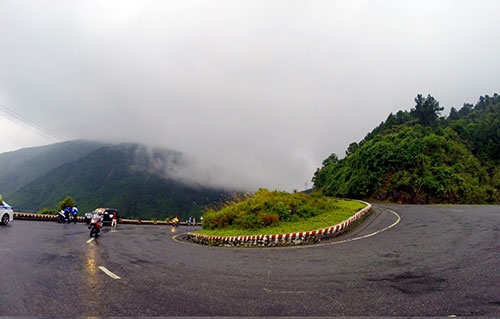 Một trong những khúc cua tay áo của đèo Hải Vân.