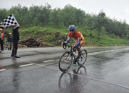 Trong cuộc chiến với các đèo cao ở chặng 6, VĐV Đỗ Quang Vinh đội Quân đội giành điểm khi về nhất đèo Giã Tượng.