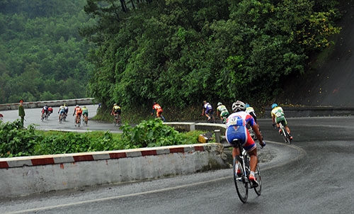 Thi đấu trên những đoạn đường đèo, dốc, mưa trơn là thử thách lớn với các tay đua ở chặng 6 này.