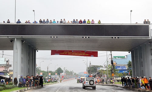 Người dân Cố đô Huế đội mưa cổ vũ đoàn đua.