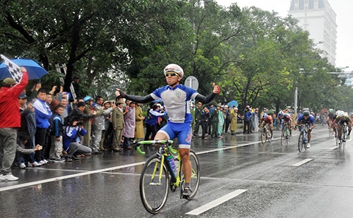 Với cú nước rút xuất sắc, VĐV Lê Văn Động đội VTV Cần Thơ đã cán đích đầu tiên chặng 6.