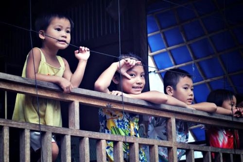 Còn trẻ con luôn được trông giữ cẩn thận trong những ngôi nhà sàn.
