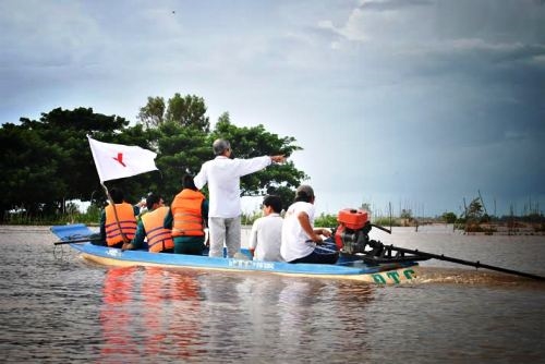 Dân quân xã An Hội thường xuyên tổ chức tuần tra cứu hộ trên đồng lũ.