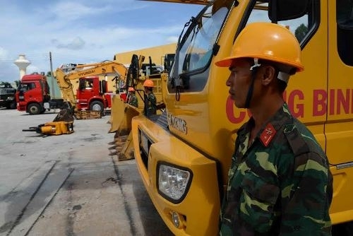 Đội hình phương tiện cơ giới tìm kiếm cứu nạn ứng cứu sập đổ công trình.