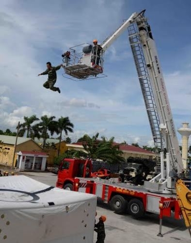 Thao diễn sử dụng đệm khí nhảy cứu nạn.