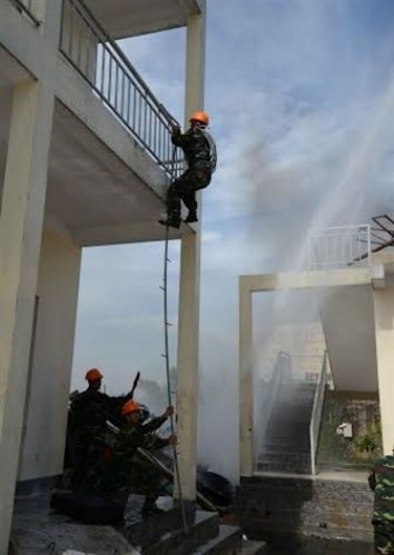 Sử dụng thang cứu nạn tự chế tiếp cận tầng cao.