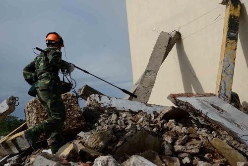 Sử dụng thiết bị dò tìm tìm kiếm nạn nhân.