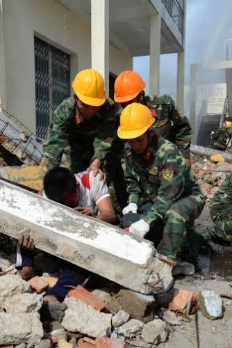 Giải cứu nạn nhân khỏi đống đổ nát.