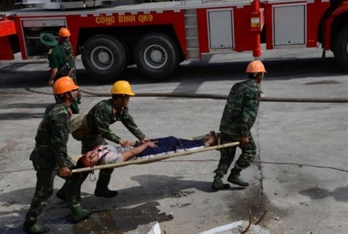 Đưa nạn nhân về trạm quân y dã chiến.