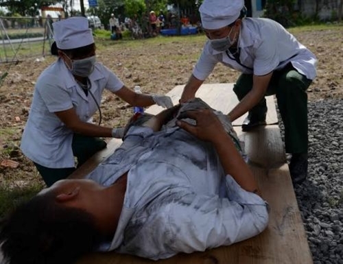 Sơ cứu ban đầu các nạn nhân.