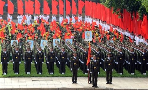 Các khối đứng trong nền cờ đỏ.