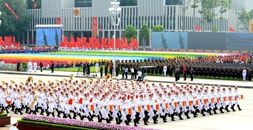 Khối quân nhạc đi dưới cờ đỏ.