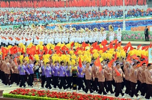 Khối nông dân sắc màu phong phú, thể hiện tính cần cù sáng tạo.