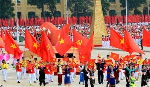 Hát múa mừng đất nước đổi mới dưới cờ Đảng, Cờ Tổ quốc.