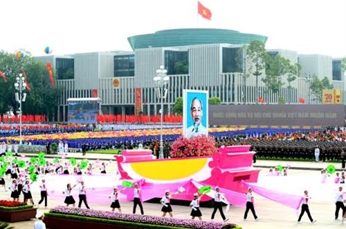 Chân dung Bác Hồ dưới cờ Tổ quốc.