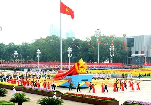 Biểu tượng 70 năm trong hình Quốc huy.