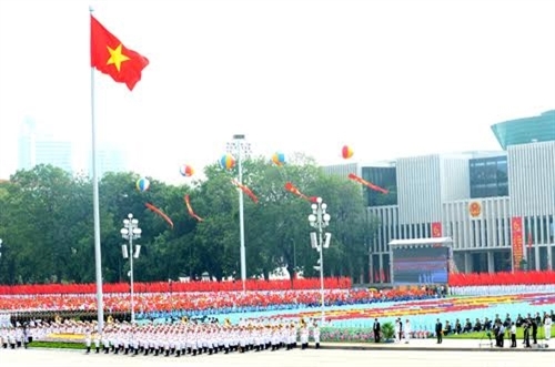 Sắc đỏ trong nắng thu Ba Đình.