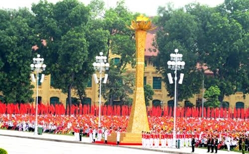 Lửa hồng trong nền cờ đỏ.