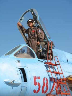 Phi công trẻ với bầu trời.