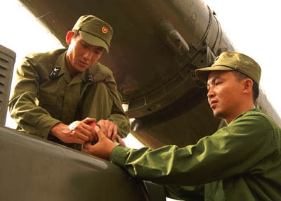 Huấn luyện sử dụng máy bắn từ xa cho các chiến sĩ mới.