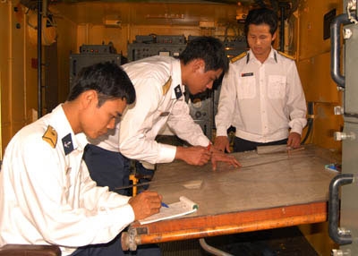 Tác nghiệp mục tiêu trên hải đồ ở trạm thông tin ra đa.