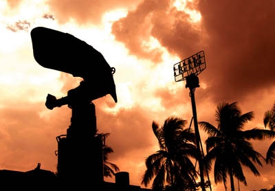 Ra đa cơ động đang phát hiện mục tiêu từ xa.