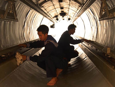 Bảo quản ống phóng tên lửa sau huấn luyện.