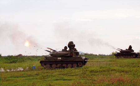 Xe Phòng Không tự hành bắn.