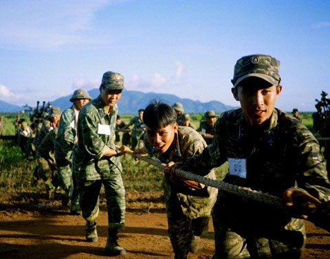 Kéo pháo vào trận địa.