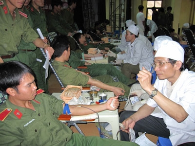 Giọt máu hồng của chiến sĩ Trường sĩ quan đặc công, trong ngày hiến máu nhân đạo